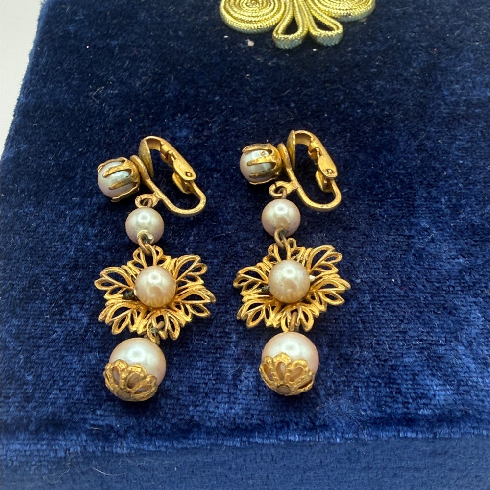 VTG MCM goldtone floral faux pearl drop clip on earrings costume jewelry